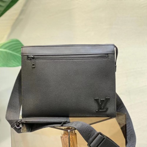 LV M59329 Messenger Voyage Men’s boutique cowhide crossbody shoulder bag