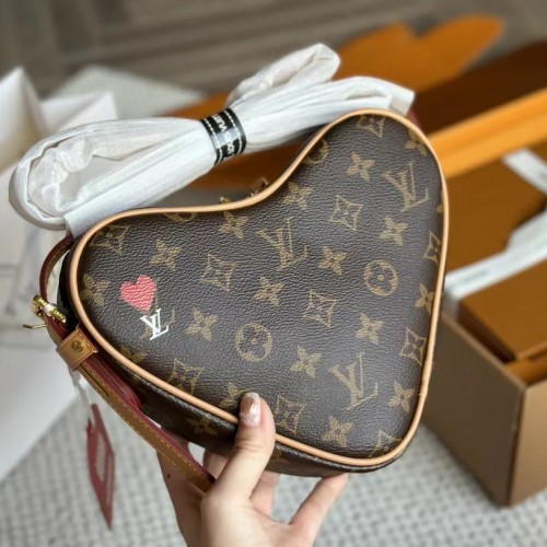 Louis Vuitton Game On Coeur M57456